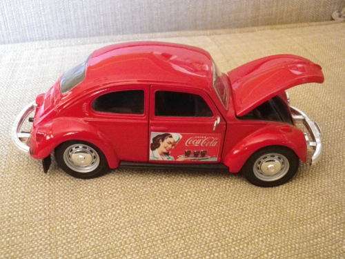 GOOD LOT - MIXED COLLECTABLES INCL. VESPA, VW COCA-COLA MODELS + FANTA / PEPSI ITEMS  (2921)
