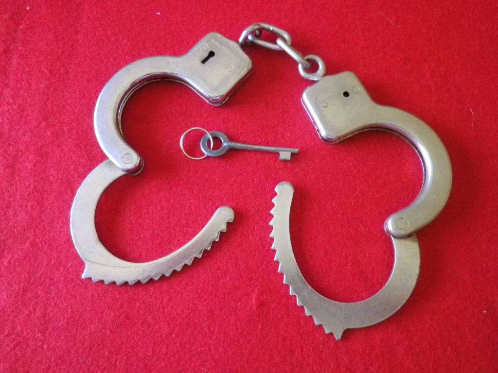RHODESIA BSAP - PAIR REUTELER HANDCUFFS WITH MADE UP KEY - IN WORKING ORDER, BUT STIFF    (8259)
