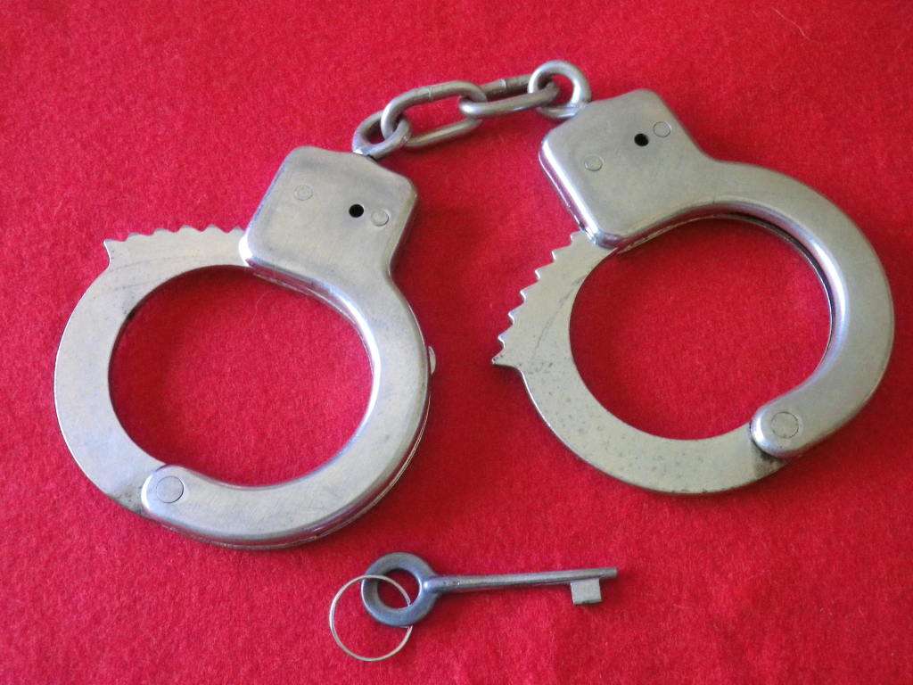 RHODESIA BSAP - PAIR REUTELER HANDCUFFS WITH MADE UP KEY - IN WORKING ORDER, BUT STIFF    (8259)