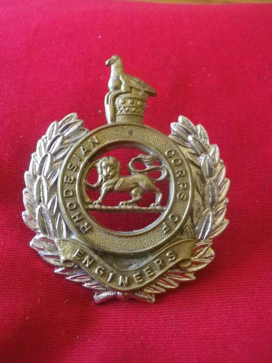 RHODESIAN CORPS OF ENGINEERS - BI METAL CAP BADGE                 (8324)