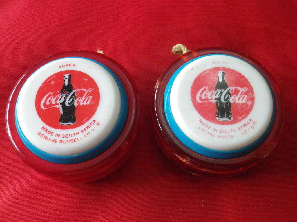 2 X RUSSEL SUPER COCA COLA YOYO`S + STRINGS - NOTE CHIPS - SEE PICS     (2951)