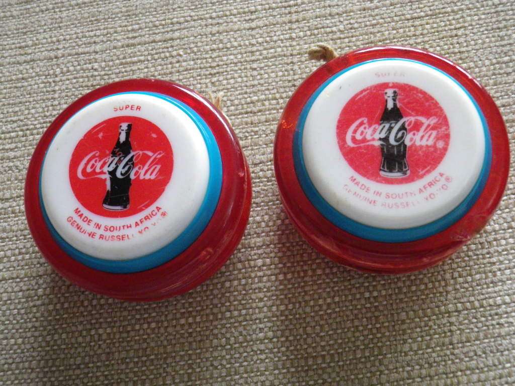 2 X RUSSEL SUPER COCA COLA YOYO`S + STRINGS - NOTE CHIPS - SEE PICS     (2951)