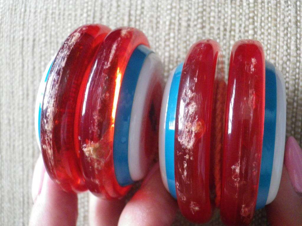 2 X RUSSEL SUPER COCA COLA YOYO`S + STRINGS - NOTE CHIPS - SEE PICS     (2951)