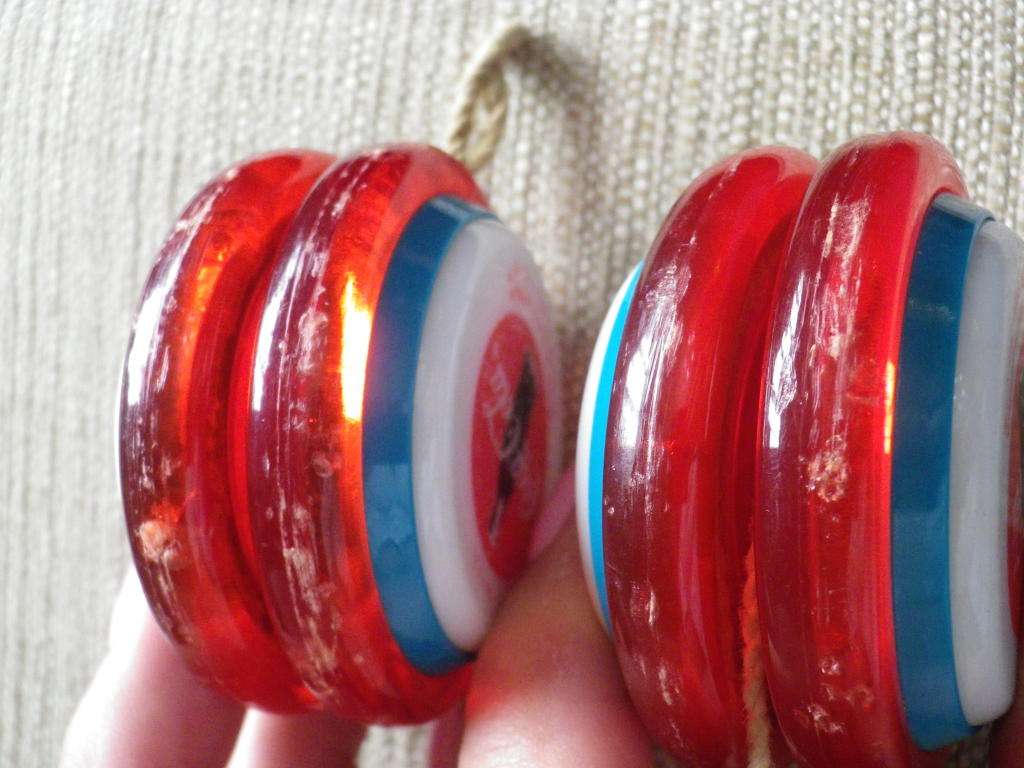 2 X RUSSEL SUPER COCA COLA YOYO`S + STRINGS - NOTE CHIPS - SEE PICS     (2951)
