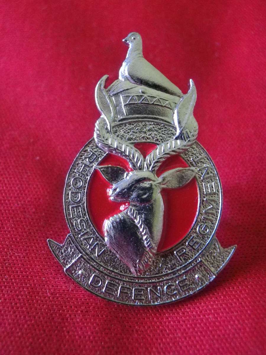 RHODESIA DEFENCE REGT - CHROME + ENAMEL CAP BADGE    (8363)