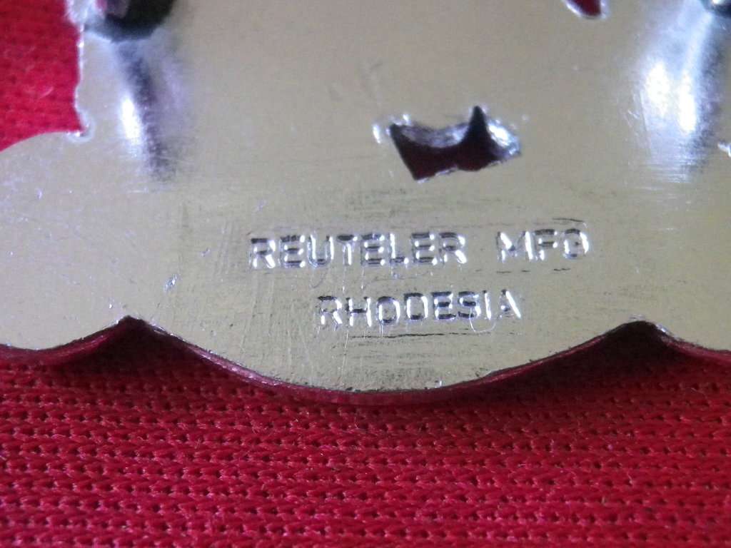 RHODESIA - GREY`S SCOUTS SET ANODISED BERET + FACING PAIR COLLAR BADGES - CAP STAMPED REUTELER(8373)