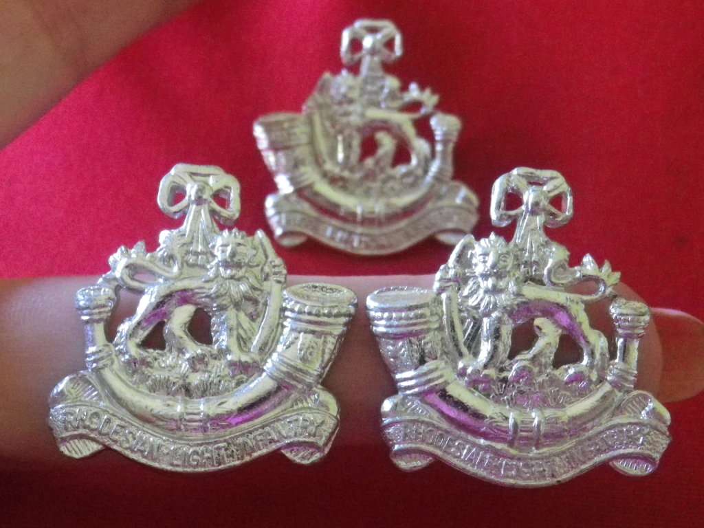 RHODESIAN LIGHT INFANTRY - SET CAP + FACING PAIR ANODISED COLLAR BADGES          (8375)