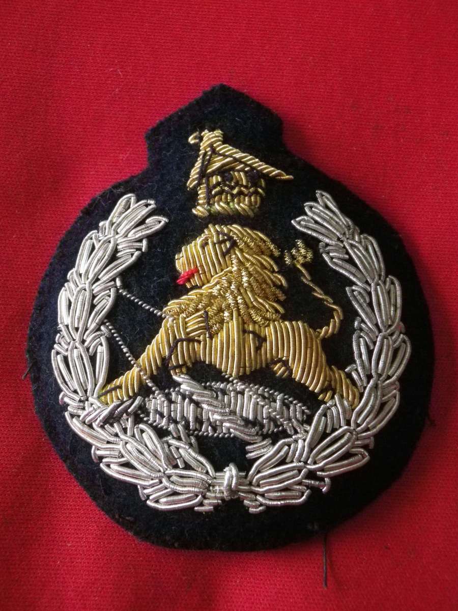 RHODESIA BSAP - OFFICERS PADDED BULLION CAP BADGE           (8396)