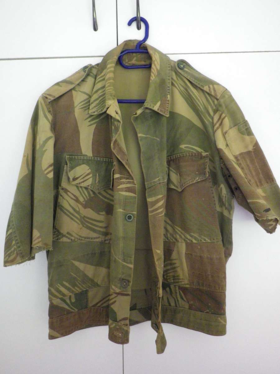 RHODESIAN ARMY JACKET MODIFIED TO BUNNY - SLEEVES CUT OFF, AS USED - SOME FREYING/MINOR HOLE (8437)