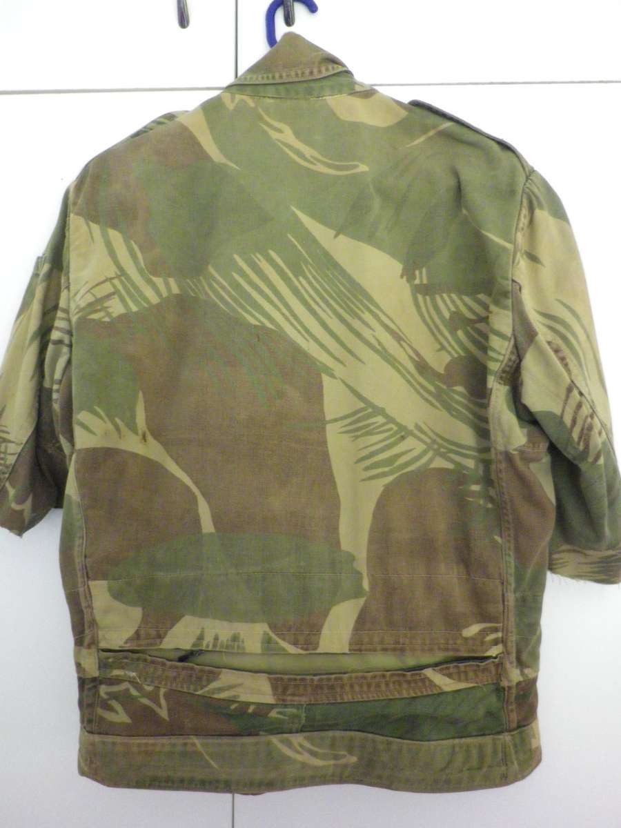RHODESIAN ARMY JACKET MODIFIED TO BUNNY - SLEEVES CUT OFF, AS USED - SOME FREYING/MINOR HOLE (8437)