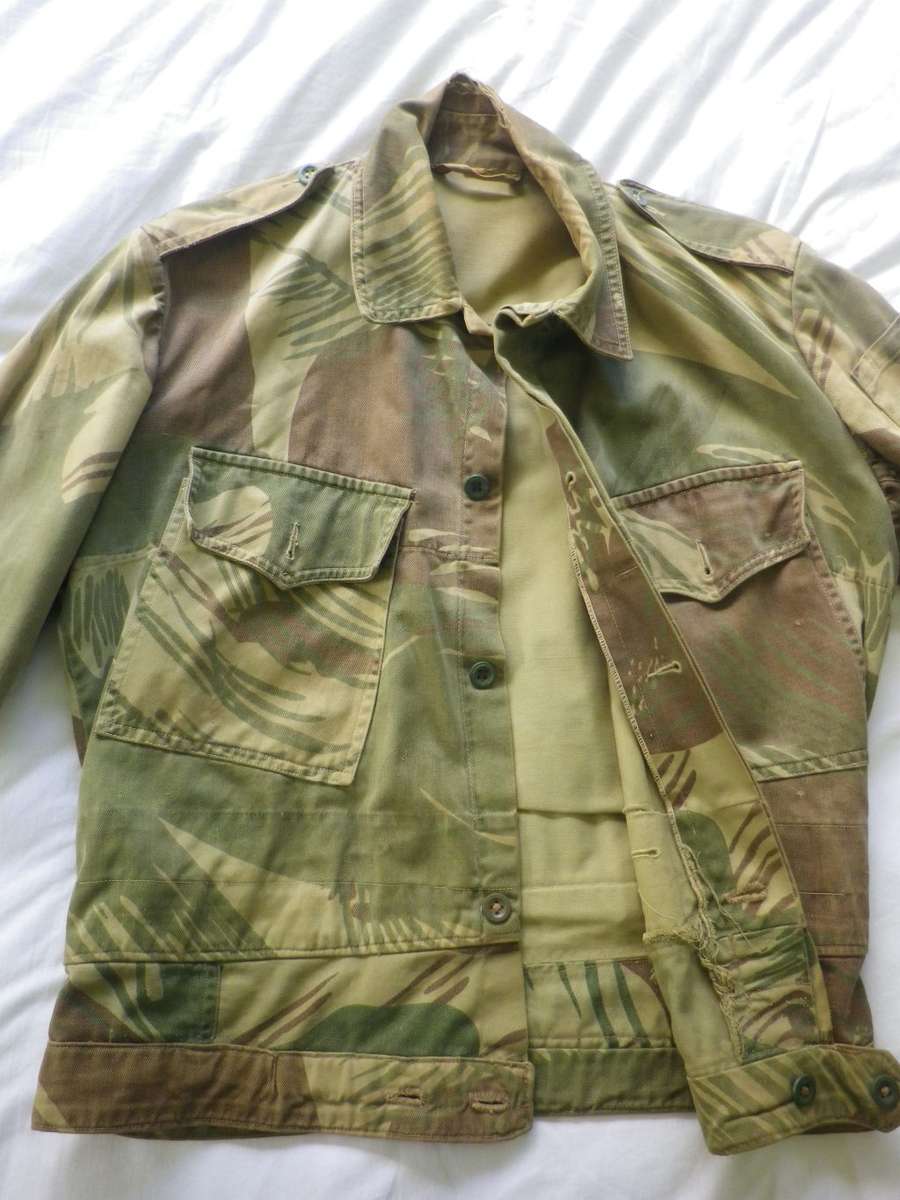 RHODESIAN ARMY JACKET MODIFIED TO BUNNY - SLEEVES CUT OFF, AS USED - SOME FREYING/MINOR HOLE (8437)