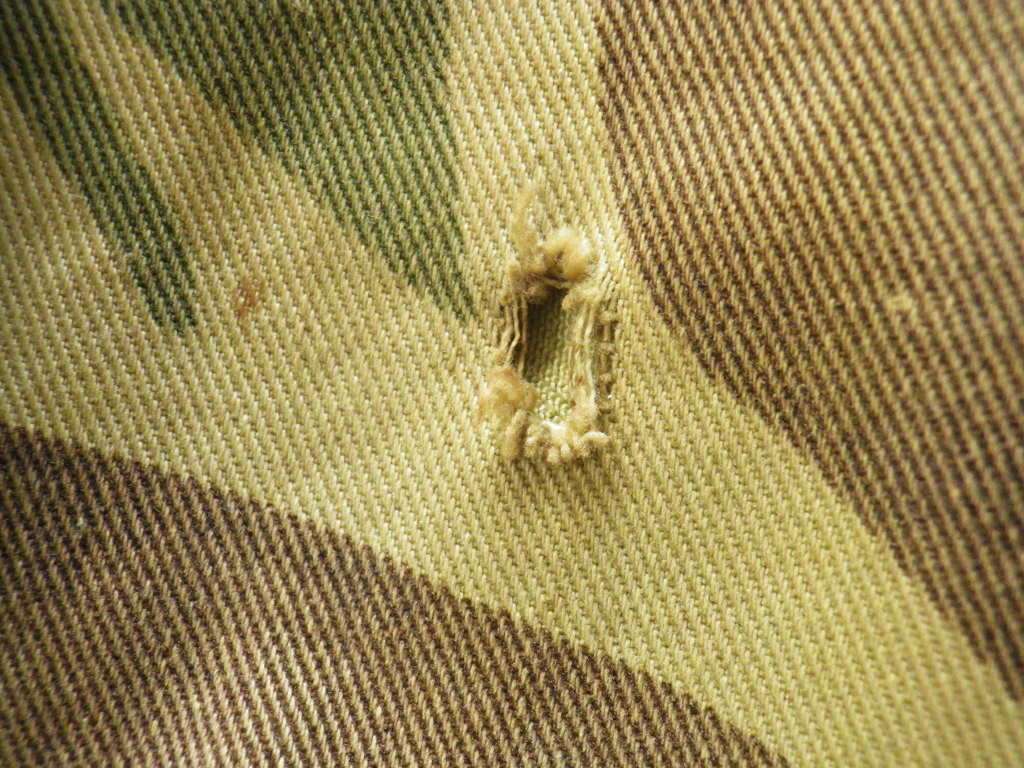 RHODESIAN ARMY JACKET MODIFIED TO BUNNY - SLEEVES CUT OFF, AS USED - SOME FREYING/MINOR HOLE (8437)