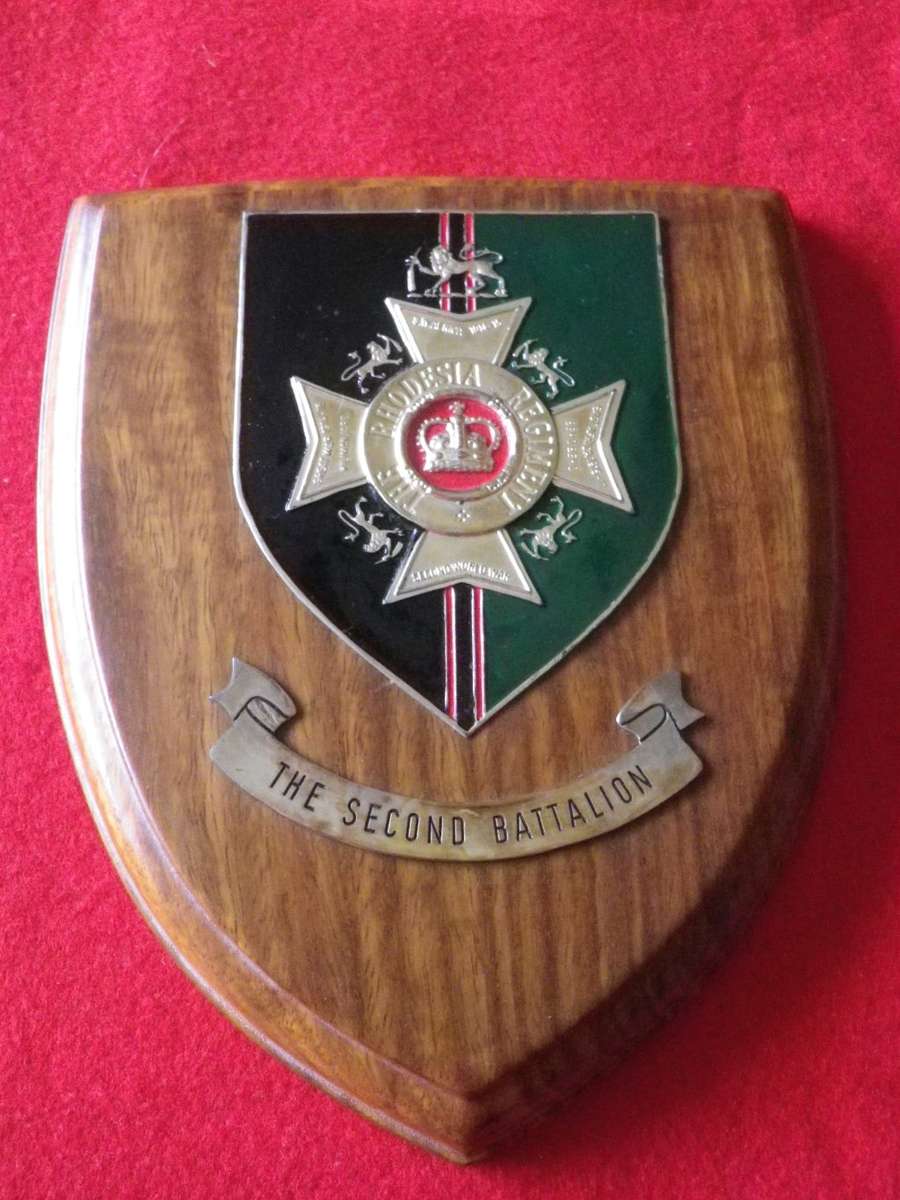 RHODESIA REGT 2 BATTALION (BULAWAYO) PLAQUE - WOODEN BASE CHANGED AT SOME POINT (8562)
