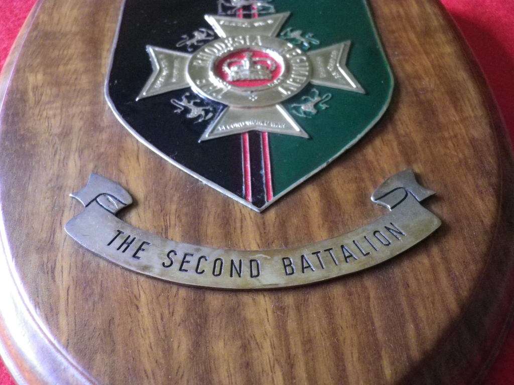 RHODESIA REGT 2 BATTALION (BULAWAYO) PLAQUE - WOODEN BASE CHANGED AT SOME POINT (8562)