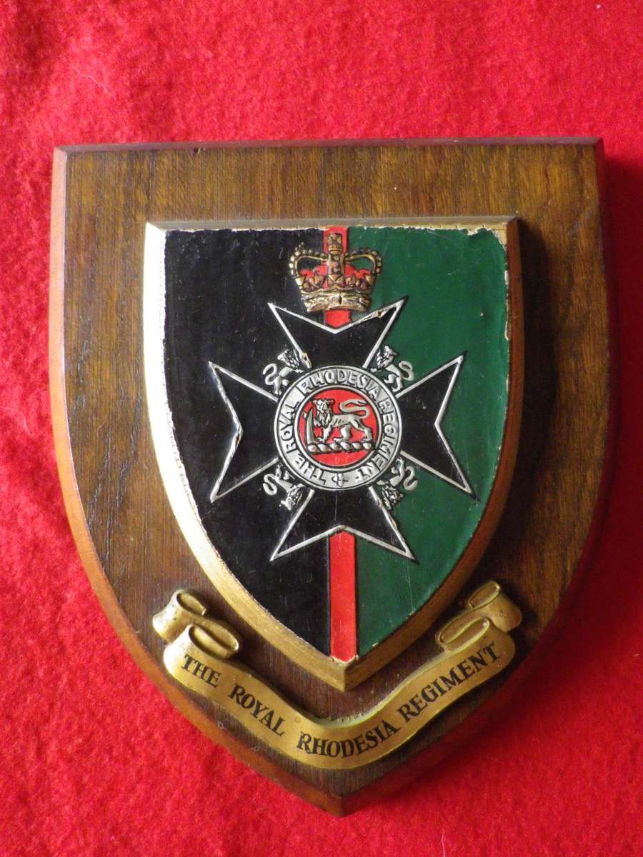 ROYAL RHODESIA REGT. PLAQUE         - EARLY ENAMEL PAINTED - MADE GREAT BRITAIN   (8577)
