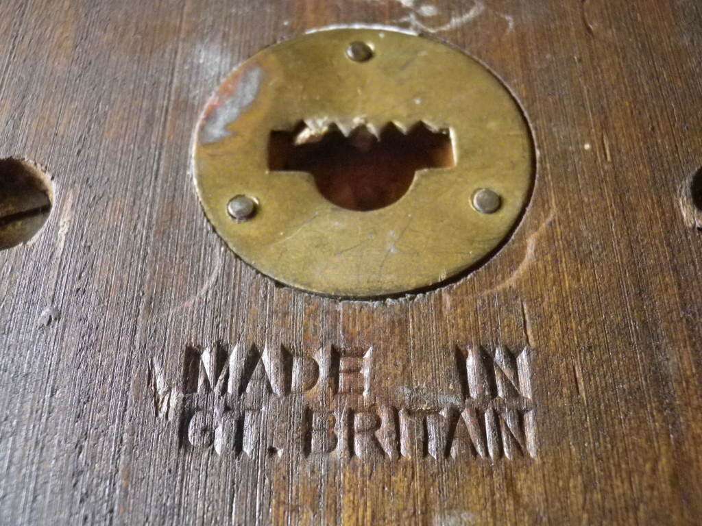 ROYAL RHODESIA REGT. PLAQUE         - EARLY ENAMEL PAINTED - MADE GREAT BRITAIN   (8577)