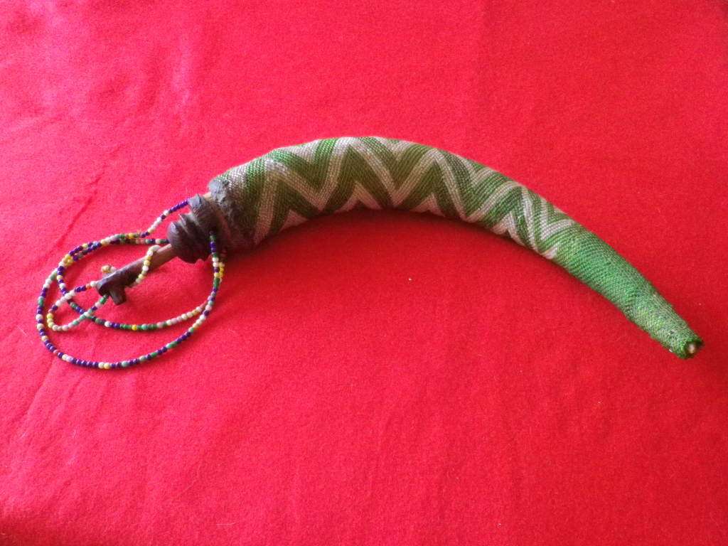 RHODESIA - EARLY NDEBELE POWDER HORN - BEADED + ORIGINAL STOPPER - FROM MATOPOS AREA       (8608)