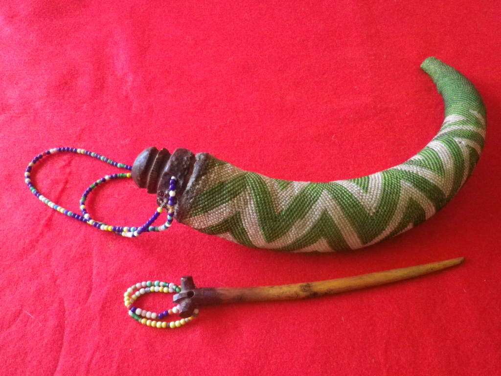 RHODESIA - EARLY NDEBELE POWDER HORN - BEADED + ORIGINAL STOPPER - FROM MATOPOS AREA       (8608)