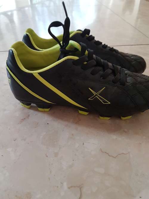 Boys Soccer Boots in Great Condition (Worn One Term Only) Size 2 / Bargain Starting Bid!
