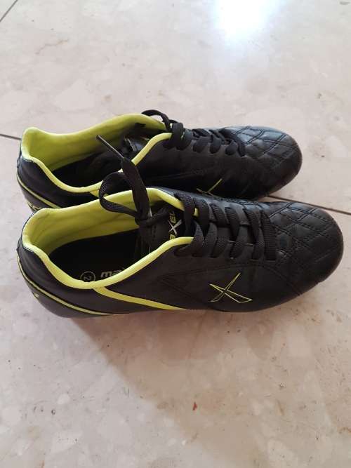 Boys Soccer Boots in Great Condition (Worn One Term Only) Size 2 / Bargain Starting Bid!