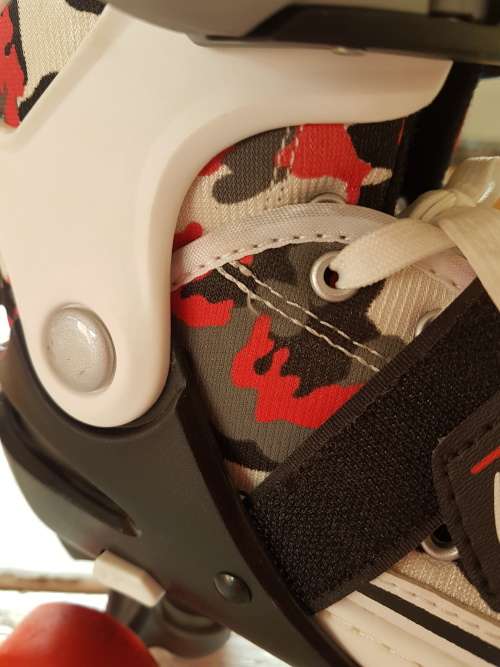 Trendy Unisex Adjustable Roller Skates / In Excellent Condition, Used Once / Fits Sizes: 4 to 6.5