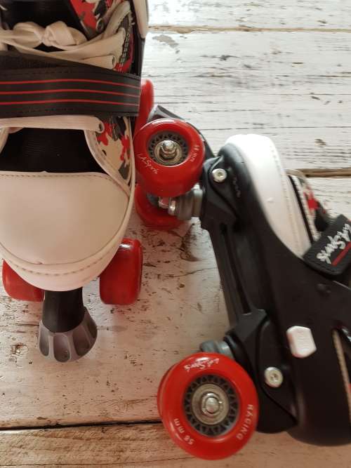 Trendy Unisex Adjustable Roller Skates / In Excellent Condition, Used Once / Fits Sizes: 4 to 6.5