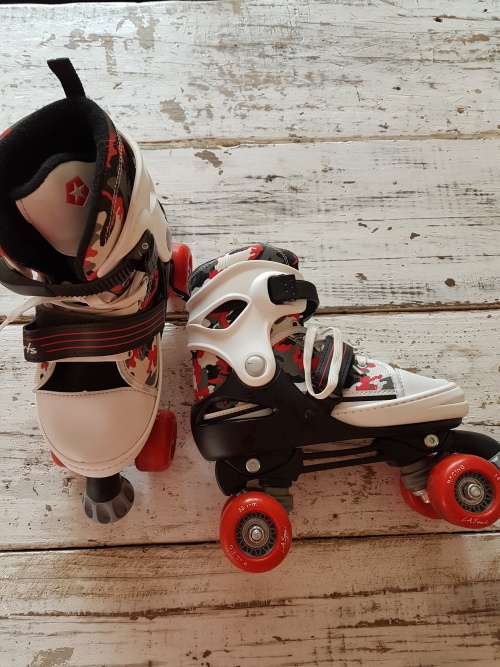 Trendy Unisex Adjustable Roller Skates / In Excellent Condition, Used Once / Fits Sizes: 4 to 6.5