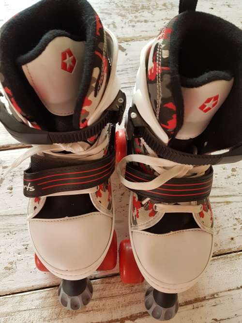 Trendy Unisex Adjustable Roller Skates / In Excellent Condition, Used Once / Fits Sizes: 4 to 6.5