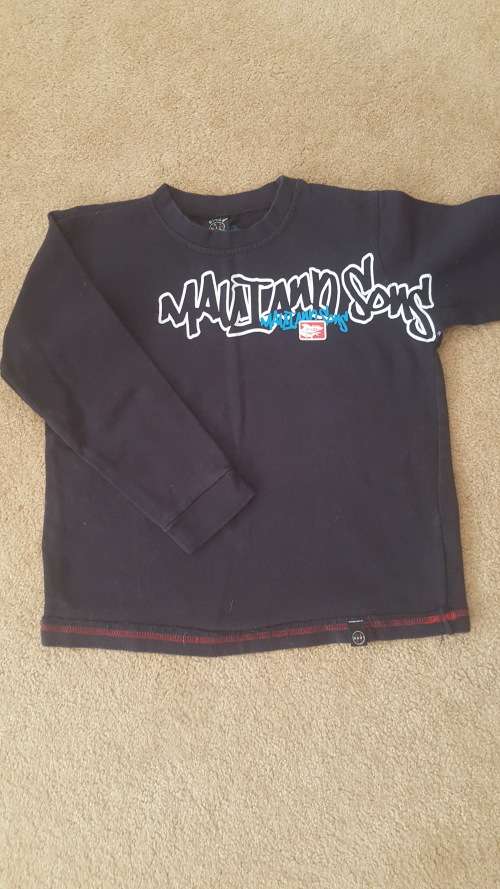 Boys Long Sleeved Top / Age: 9 to 10 / In Good Condition
