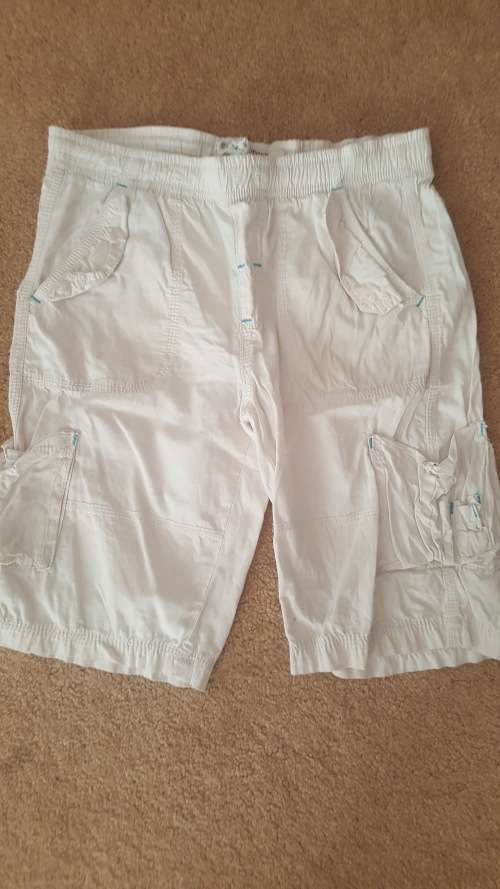 Boys white Shorts with Pockets / Age: 7 to 8