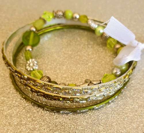 Set of 5 Stacking Bracelets Consisting of 1 x Beaded Bracelet & 4 x Glitter Bracelets / 5 Sets avail