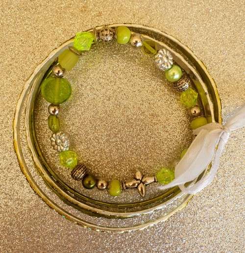 Set of 5 Stacking Bracelets Consisting of 1 x Beaded Bracelet & 4 x Glitter Bracelets / 5 Sets avail