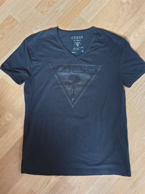 Branded "Guess" V Neck Tshirt / Size: XL / In Excellent Condition