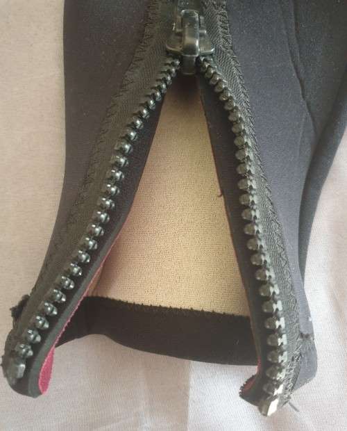 O'Neill Reactor Wetsuit / Age: 13 to 14 / Colour: Black / In Very Good Condition