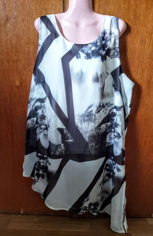 100% Polyester Longer Length & Lined Top by Milady's / Size: 20 / 44 / In Excellent Condition