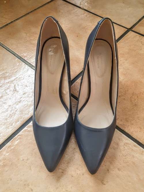 Navy Blue Leather High Heel Court Shoes with Chunky Heel / Brand: Woolworths / Size: 7