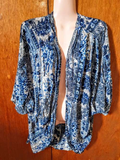 100% Rayon Blue Open Lightweight Top / Size: Large / In Very Good Condition