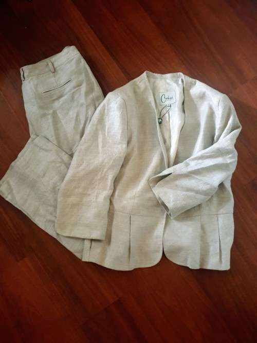 100% Linen suit by Carducci Women Size: 38 The jacket is lined