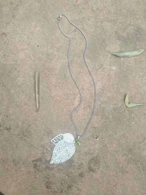 Delicate alloy metal chain with leaf design pendant