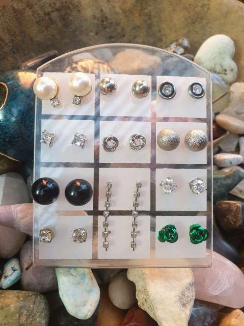 Bulk lot of 11 stud earrings *** Bargain R1 bid *** Great for reselling