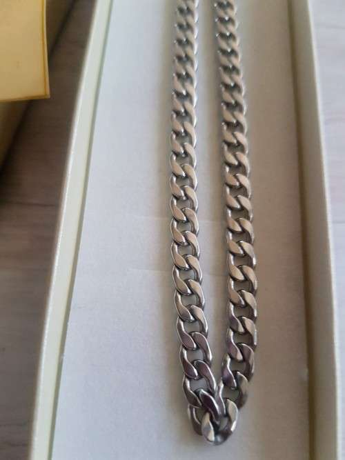 Guy`s stainless steel chain necklace * Bargain R1 bid* comes in box with optional Christmas sticker