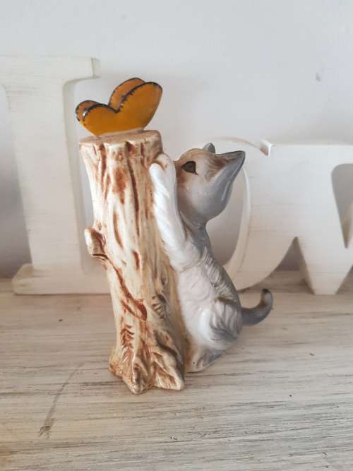 Cute vintage cat ornament 12cm in height In good condition, no chips