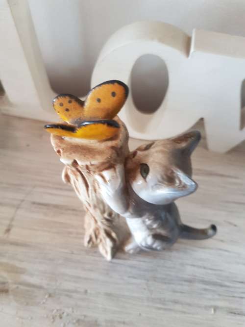 Cute vintage cat ornament 12cm in height In good condition, no chips