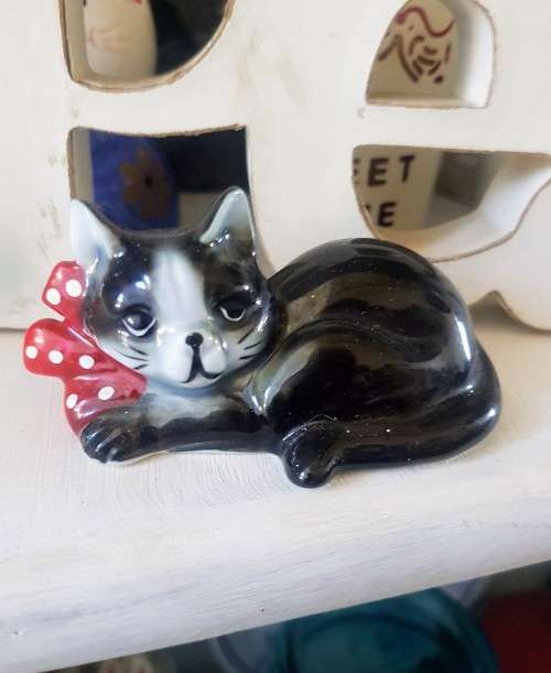 Very cute vintage cat with red & white polka dot bowtie In very good condition, no chips