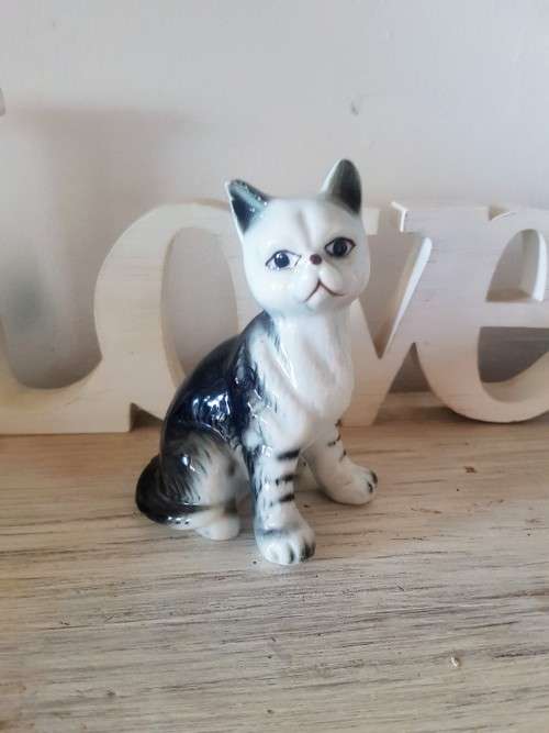 Vintage cat ornament 11cm in height In very good condition, no chips
