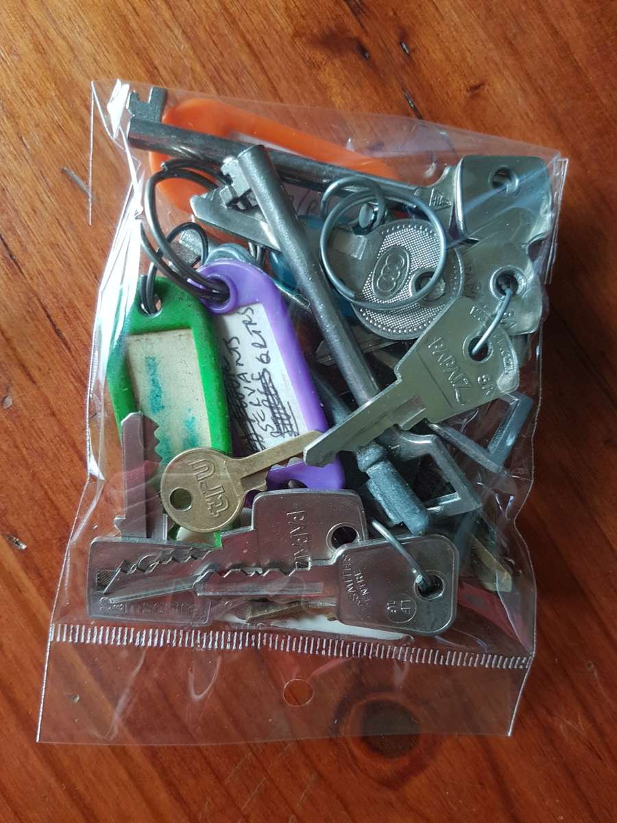 Bulk lot of secondhand keys & keyrings ***R1 starting bid*** selling per packet (7 available)