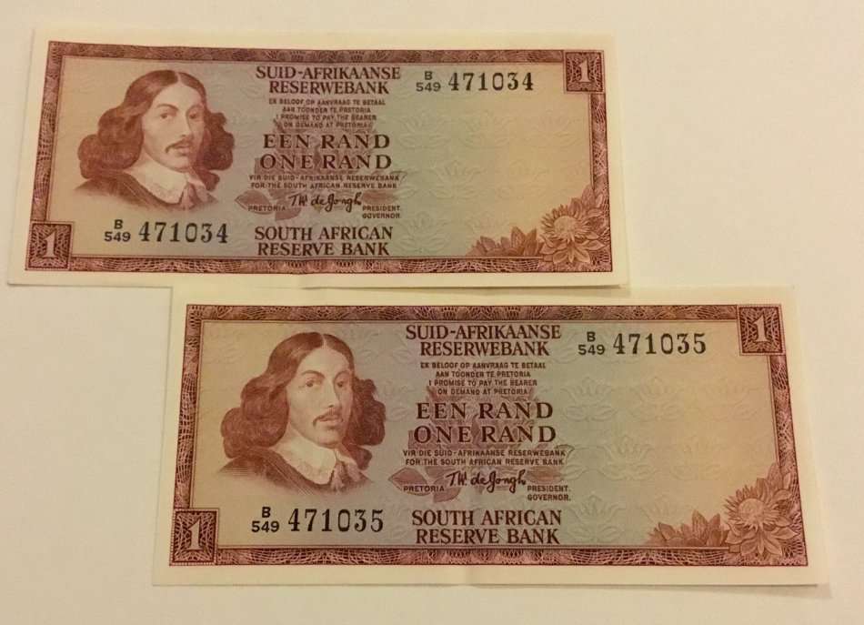 2 x UNC One Rand Bank Notes in Sequence - good condition