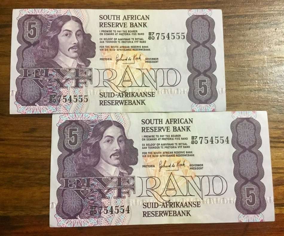 GPC DE KOCK ~ 2 x consecutive AU Five Rand Bank Notes  - See Photos