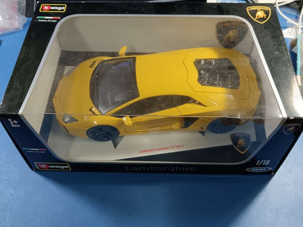 Burago Lamborghini Aventador LP 700-4