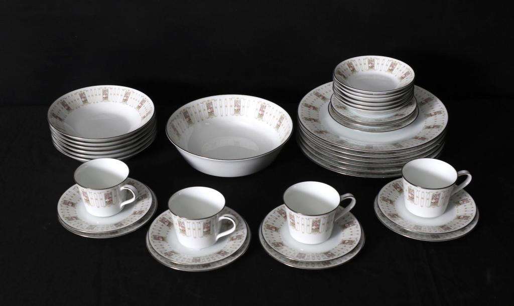 NORITAKE COLONIAL PATTERN PART DINNER SERVICE